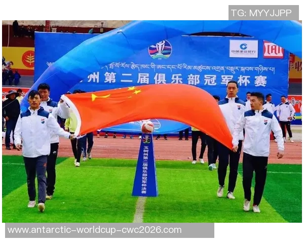 橙色足球队奋勇争先展现团队精神与拼搏精神的精彩瞬间